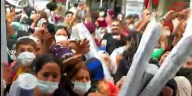 50 TL'lik halı izdihamı! Görevliler 'birbirinize zarar vermeyin' diye uyardı