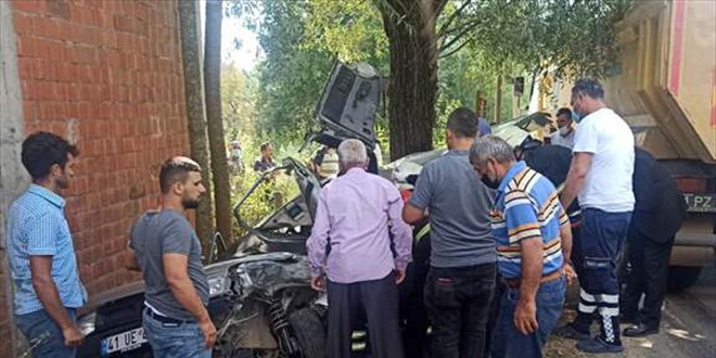 Cenazeye gidenleri taşıyan otomobil ile kamyon çarpıştı: 1 ölü