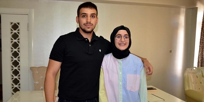 Muş'ta tıp fakültesini kazanan iki kardeş ailenin gururu oldu