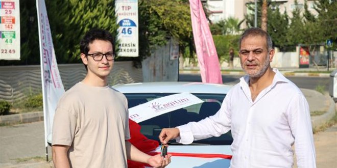 YKS'de ilk 5'e giren öğrencilere otomobil sürprizi
