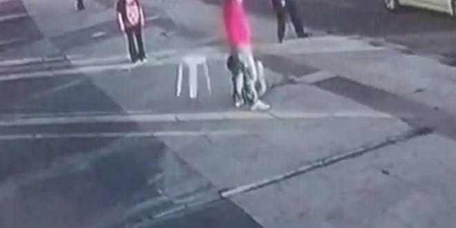 Boşandığı karısını bıçakla yaralaması güvenlik kamerasına yansıdı