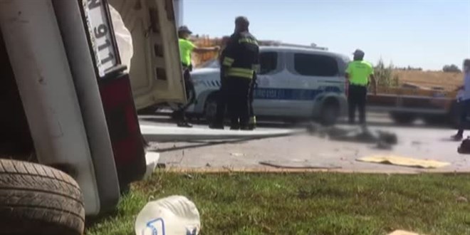Gaziantep'te direğe çarpan otomobil ikiye ayrıldı: 2 ölü, 2 yaralı