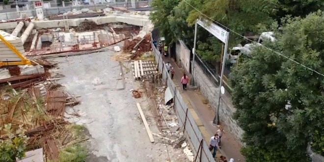 Okula giren öğrenciler, ezilmemek için motokuryelerden kaçıyor