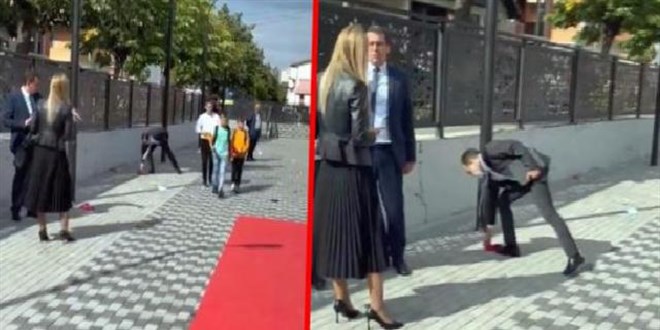 Bakanlık sözcüsünün bayrakları yerden alması takdir topladı