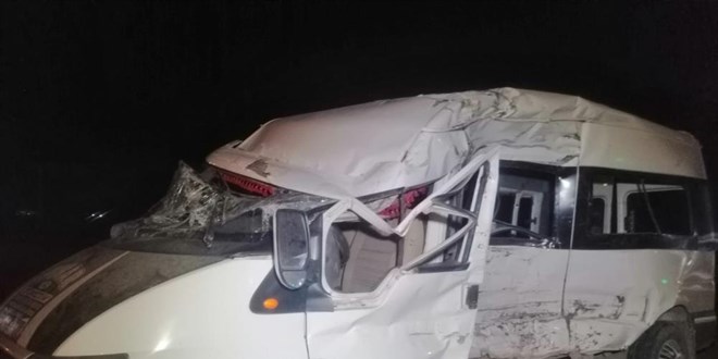 Tarım işçilerini taşıyan minibüse tır çarptı: 5'i ağır 19 yaralı