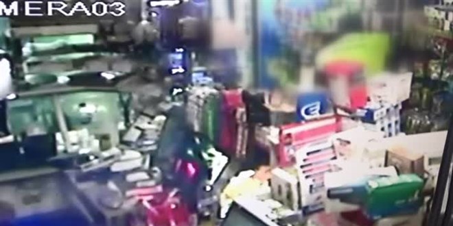 İzmir'de polise bıçak çeken şüpheli bacağından vurularak etkisiz hale getirildi