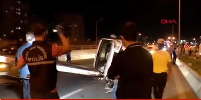 Hasarlı kaza sonrası trafiği yavaşlatırken, 2 otomobilin çarpması sonucu öldü