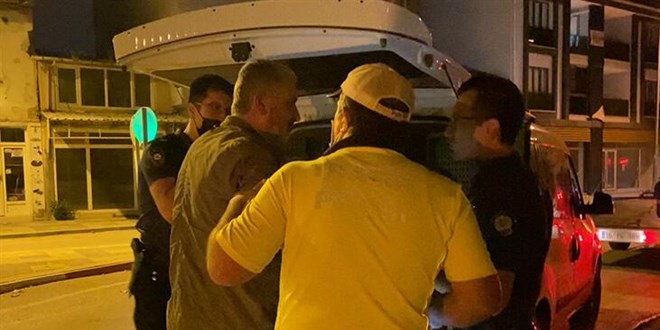Alkollü sürücü polise zor anlar yaşattı! 'Kelepçele beni' ısrarı