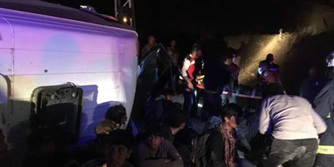 Van'da düzensiz göçmenleri taşıyan minibüs devrildi: 9 yaralı