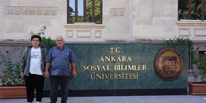 59 yaşında üniversite kazanan emekli imam, kaydını oğluyla birlikte yaptı