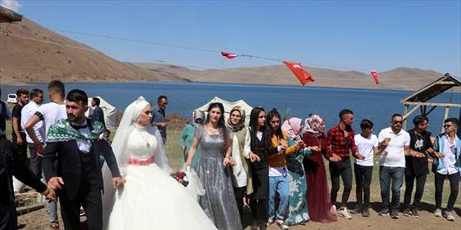Genç çift Kovid'e yakalanmamak için açık havada göl kenarında düğün yaptı
