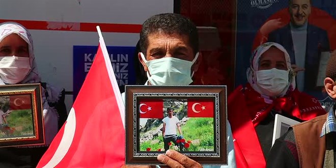 Vanlı aileler çocuklarına kavuşmak için İl Başkanlığı önünde eylemlerini sürdürdü