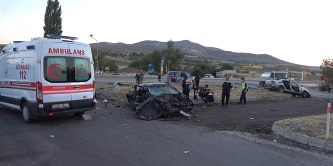 Kırıkkale'de iki otomobil çarpıştı: 6 ölü