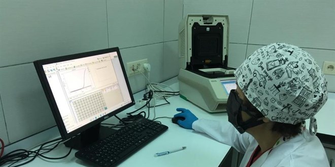 Aşısızlar, PCR test laboratuvarlarının yükünü artırıyor