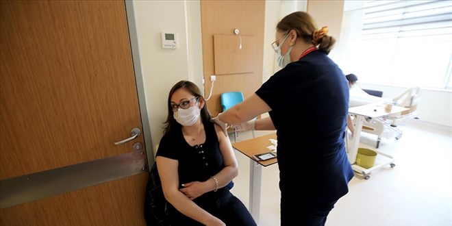 Profesör'den 'Gerekli gruplar 3. doz aşılarını olmalı' uyarısı