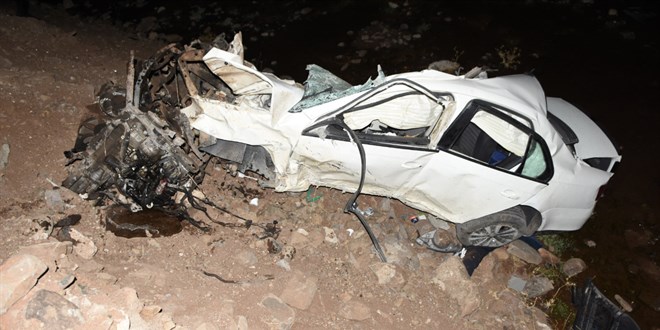 Şanlıurfa'da otomobil köprüden aşağı düştü 2 ölü 1 yaralı
