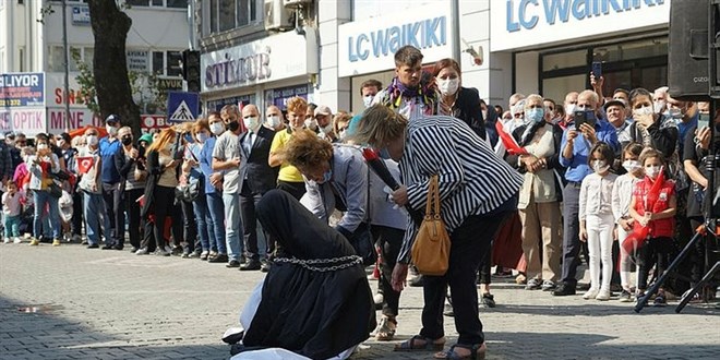 Belediyeden skandal tören: Türk kadınını zincire vurdular