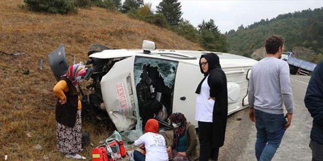 Bolu'da işçi servisi ile tırın çarpışması sonucu 13 kişi yaralandı