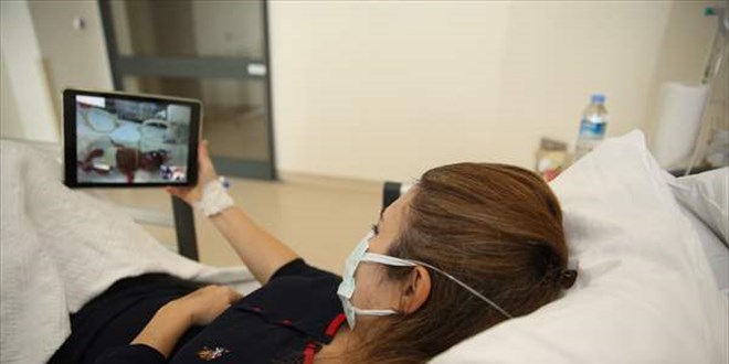 Eskişehir'de Kovid-19 tedavisi gören anne, yeni doğan bebeğini tabletten izledi