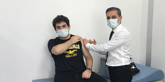 Sağlık Müdürü 2 çocuğunun Kovid-19 aşısını yaptı