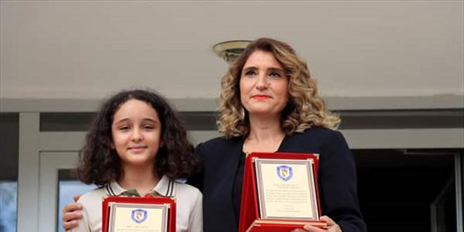 Avokado çekirdeğinden 'renk maddesi' üreten öğrenci TÜBİTAK yarışmasında birinci oldu