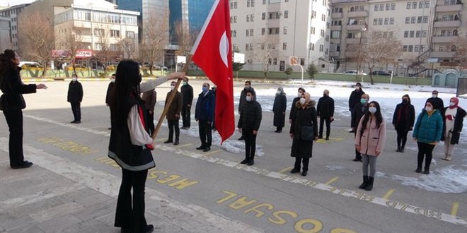 İstiklal Marşı okunurken ayağa kalkmayan müdür yardımcısına inceleme