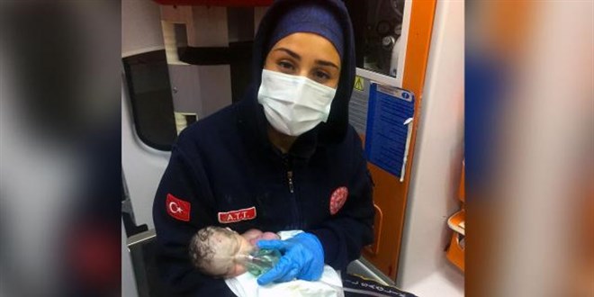 Kalbi duran bebeği sağlık görevlisi hayata döndürdü