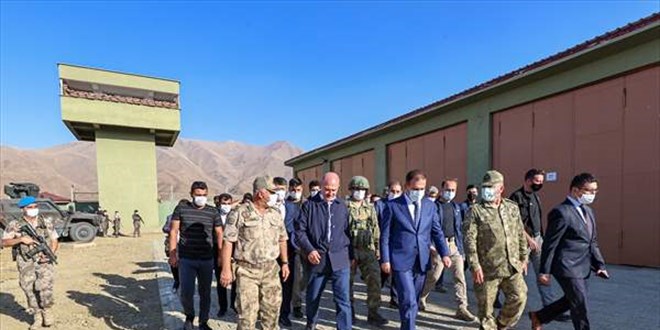 Bakan Soylu, Türkiye-İran sınırındaki güvenlik duvarını inceledi