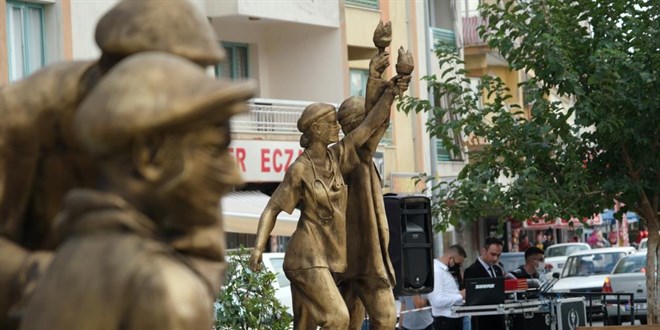 Korona nedeniyle ölümden dönen başkan ilçesine 'Sağlıkçı Anıtı' yaptırdı