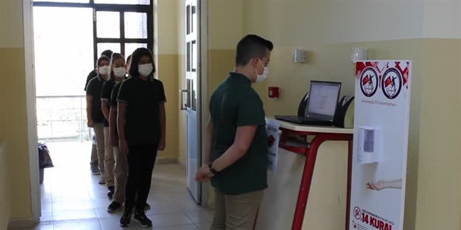 Öğretmenden maske takmayan öğrencileri tespit eden yüz tanıma sistemi