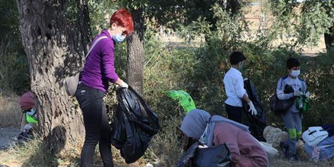 Edirne'de din grevlileri, renci ve gnlller Tunca Nehri'nin evresini temizledi