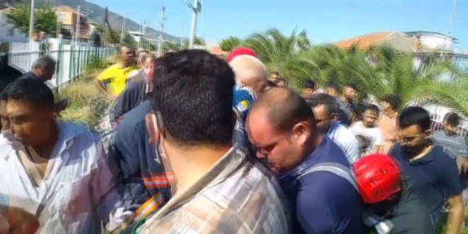 Hemzemin geçitte yolcu treninin çarptığı otomobilin sürücüsü hafif yaralandı