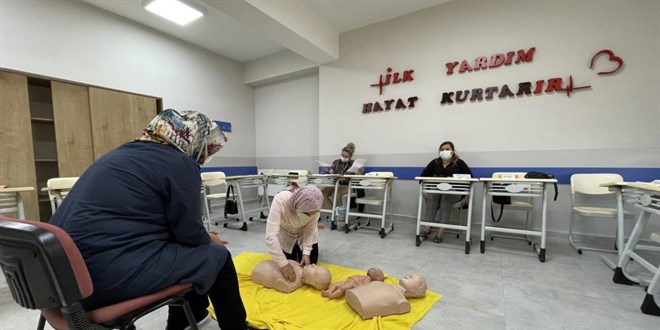 Öğretmenlere ilk yardım eğitimleri veriliyor