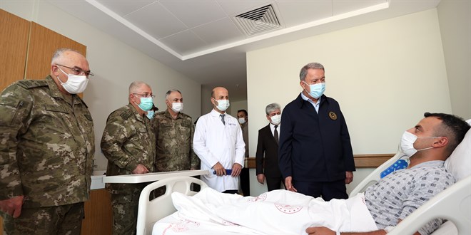 Bakan Akar İdlib'deki saldırıda yaralanan askerleri ziyaret etti