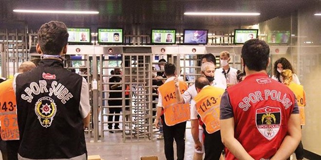Aşısız taraftarların hilesi turnikede sona erdi
