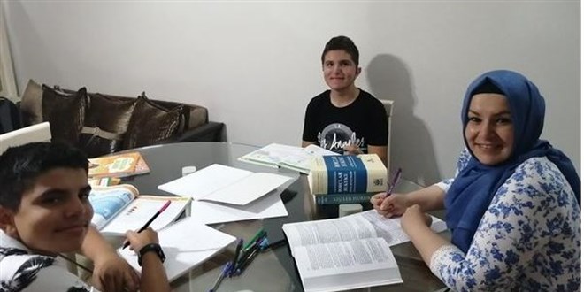 3 çocuk annesi, oğlunun davası için hukuk okuyor