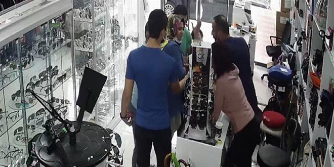 İndirim yapmadı diye tezgahtaki kıza çay döktü