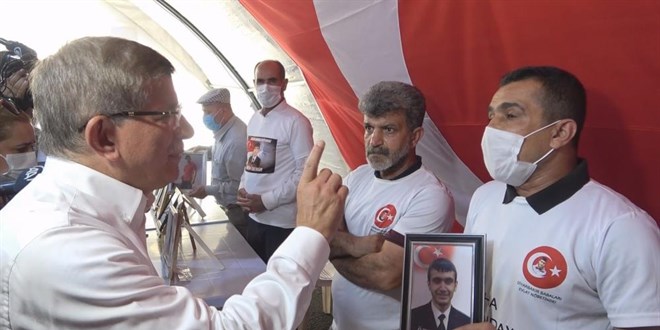 Ahmet Davutoğlu evlat nöbetindeki ailelerle tartıştı