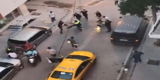Esenyurt'ta sokak karıştı! Taksiden inip yumruklaştılar