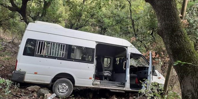 Osmaniye'de kamyonetle çarpışan öğrenci servisi dere yatağına devrildi: 10 yaralı