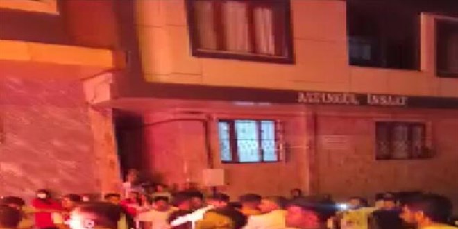 Sultangazi'de asker eğlencesinde atılan havai fişek üstlerine düştü