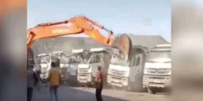 Parasını alamayan işçi kamyonları böyle parçaladı
