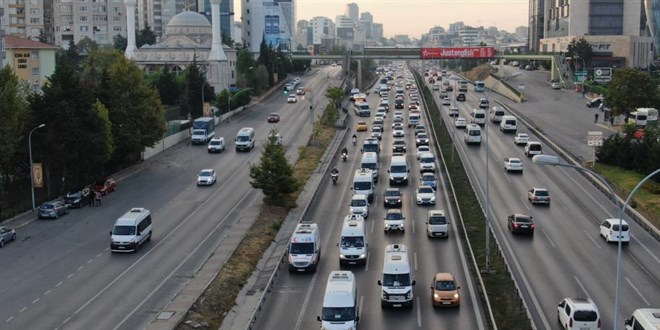 İstanbul'da sürücüler yollara döküldü, trafik yoğunluğu yüzde 60'ı gördü