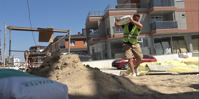 İlkokul müdürü, öğrencilerine ayakkabı almak için inşaatta çalışıyor