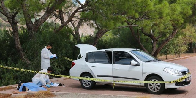 Antalya'da piknie gitti arkadayla sohbet ederken hayatn kaybetti