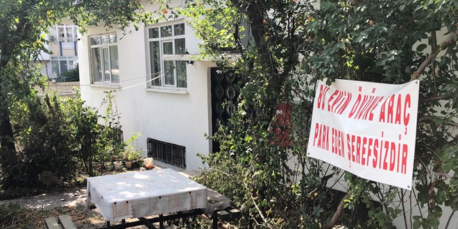 Komşularına kızan adam pankart astı, zabıta geldi