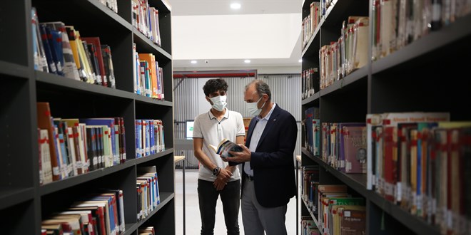 İnşaatında çalıştığı kütüphaneye doktor adayı olarak geliyor