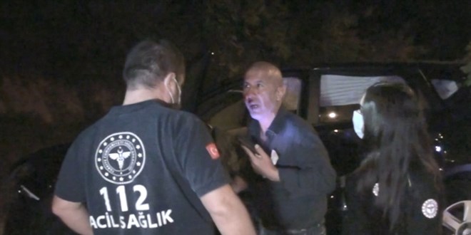 Direksiyon hakimiyetini kaybetti! Yaralı doktoru kaza yerinde bırakıp kaçtı!