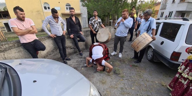 Paranın çekiciliği virüsü unutturdu, ağzıyla aldı
