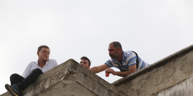 Dikkatini çay bardağıyla dağıtıp ölümün kıyısından aldılar